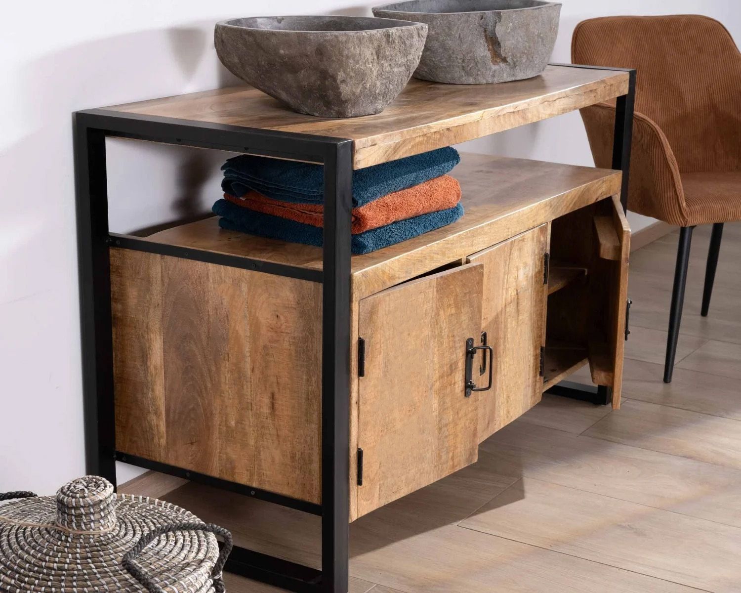 Meuble sous vasque style industriel 125 cm en manguier massif et métal noir "Mounty"