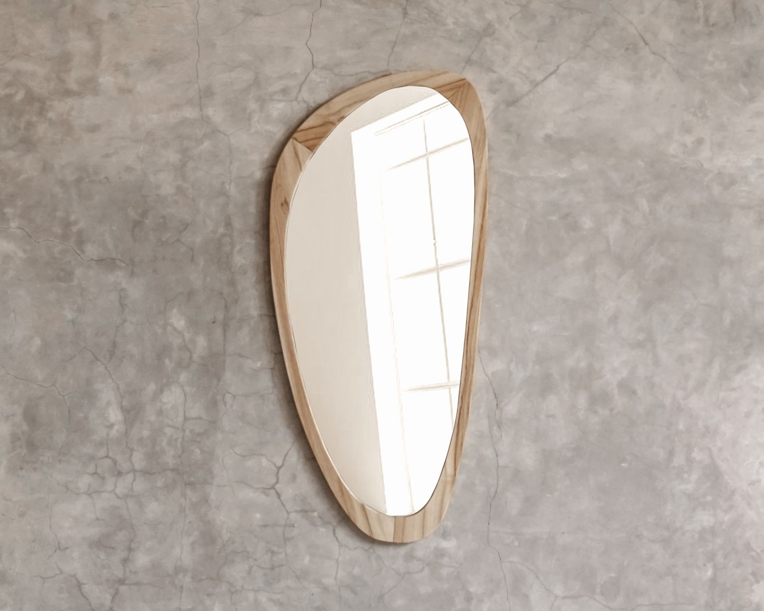 Miroir forme organique avec cadre en bois "Solira" 130 cm de haut