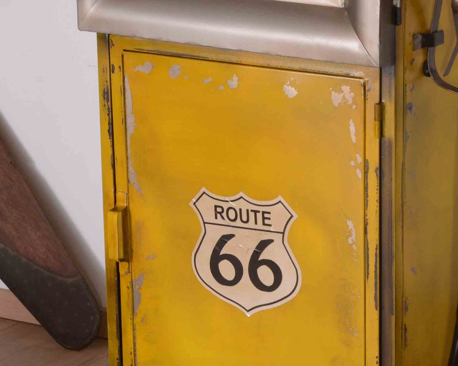 Bar insolite style pompe à essence métal jaune esprit vintage "Crazy"