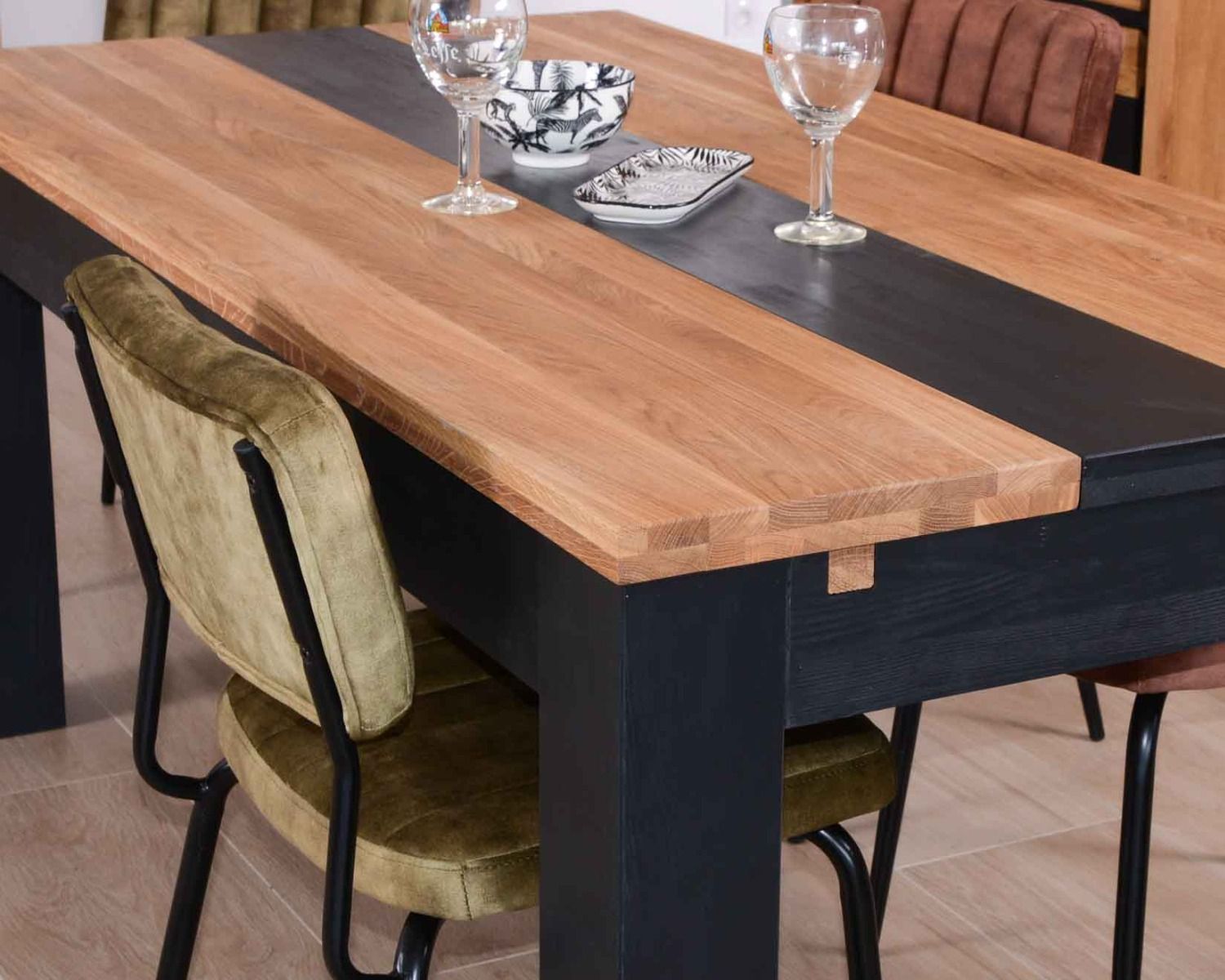 Table moderne 6-8 personnes en bois massif "Toly" 180 cm