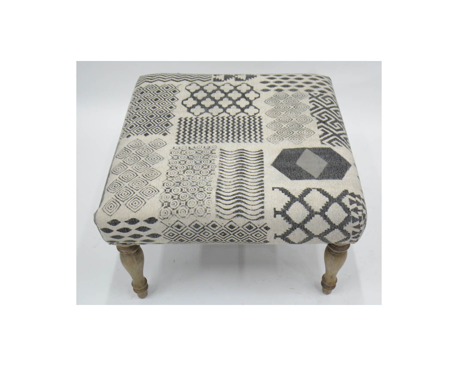 Repose-pieds gris motif patchwork et pieds en bois naturel "Sofia"
