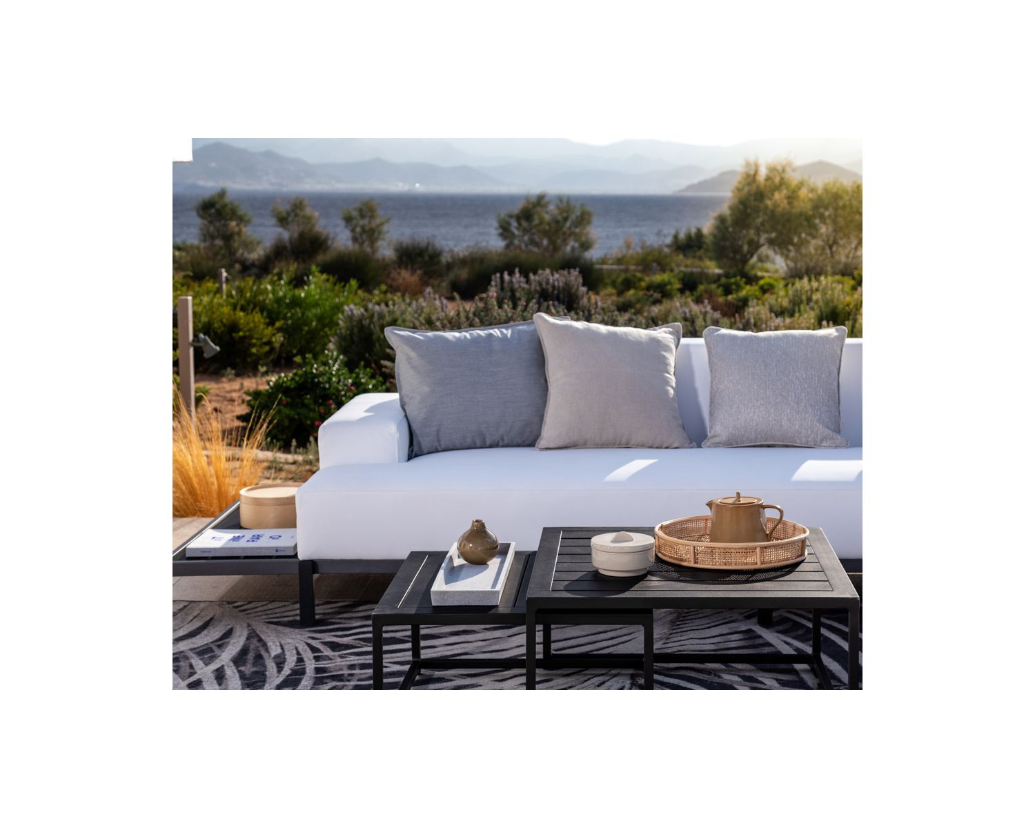 Canapé d'angle extérieur blanc et noir imitation cuir "Lakpura Beach"