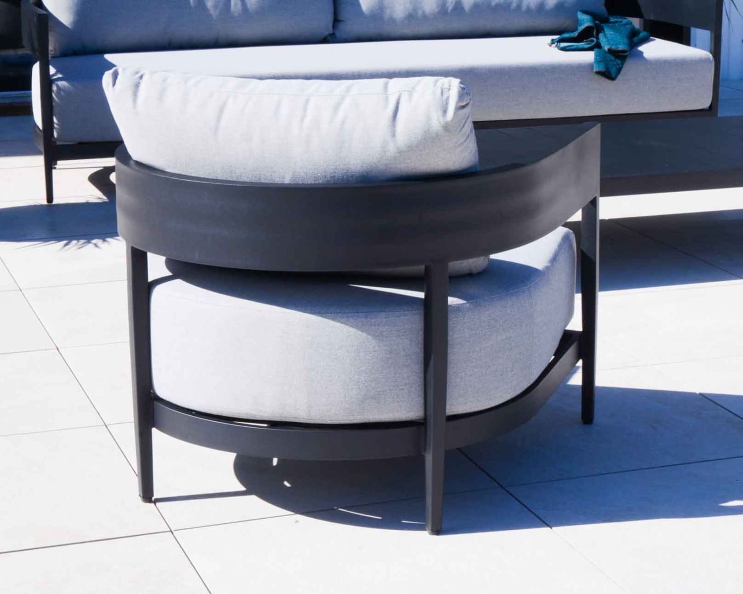 Salon de jardin 2 fauteuils 1 canapé aluminium et tissu gris "Blois"