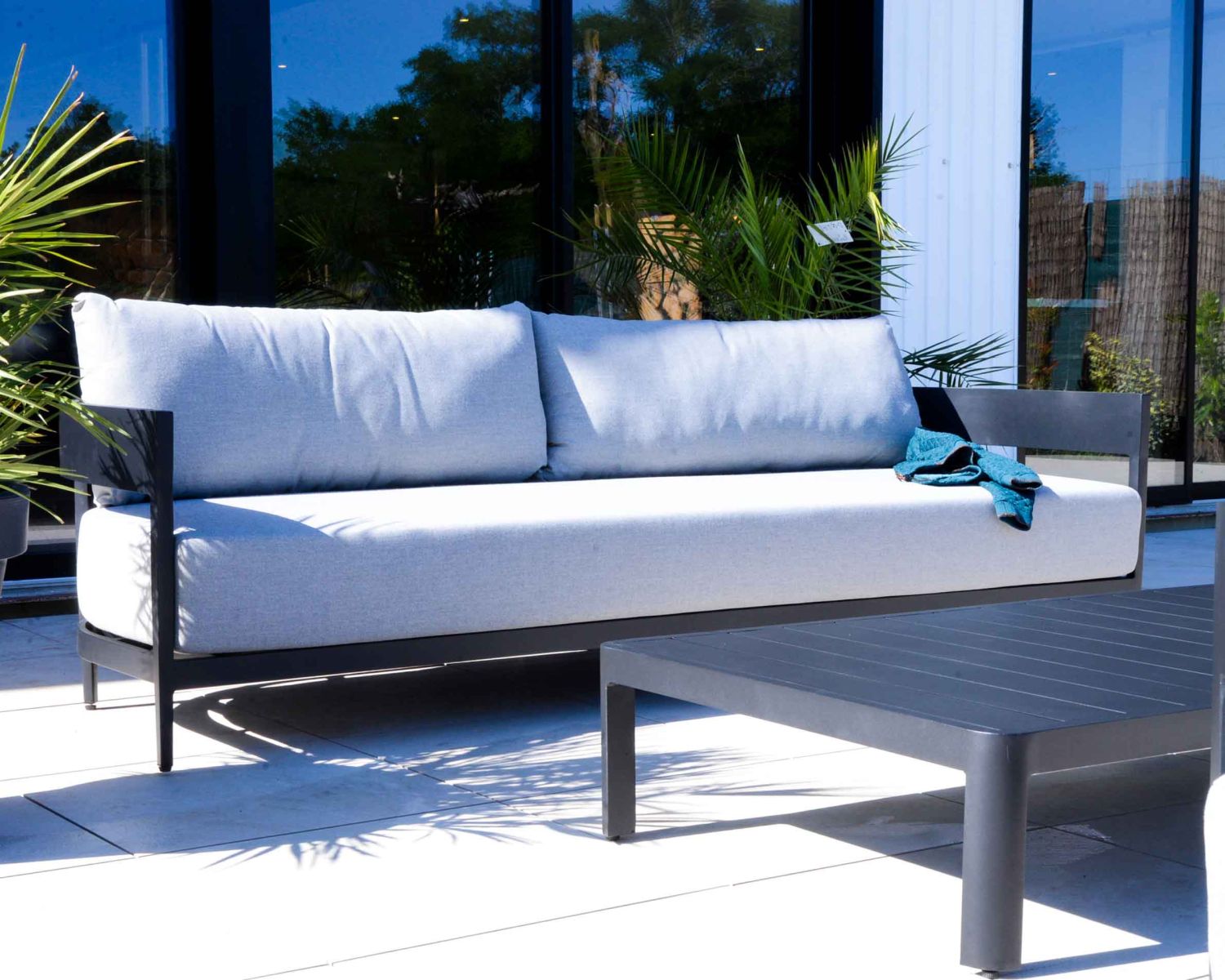 Table basse contemporaine aluminium anthracite "Blois" spécial jardin