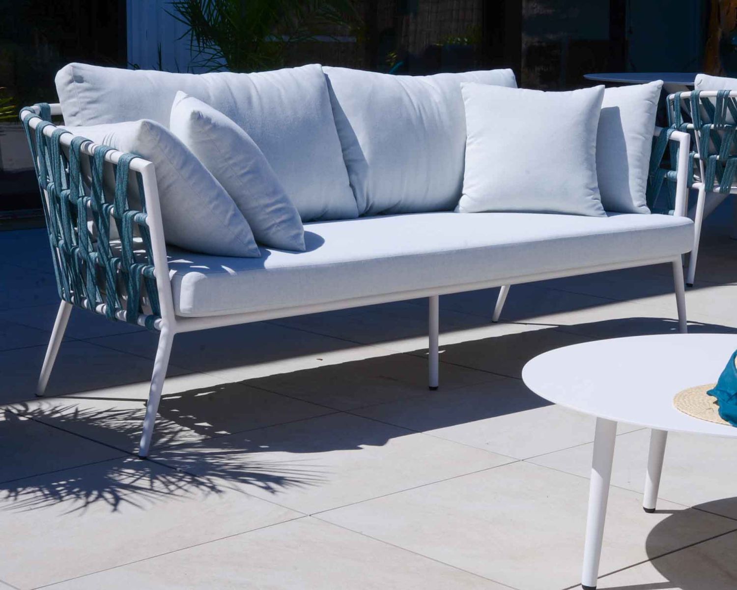 Ensemble 1 canapé et 2 fauteuils de jardin blancs et bleus "Saumur"