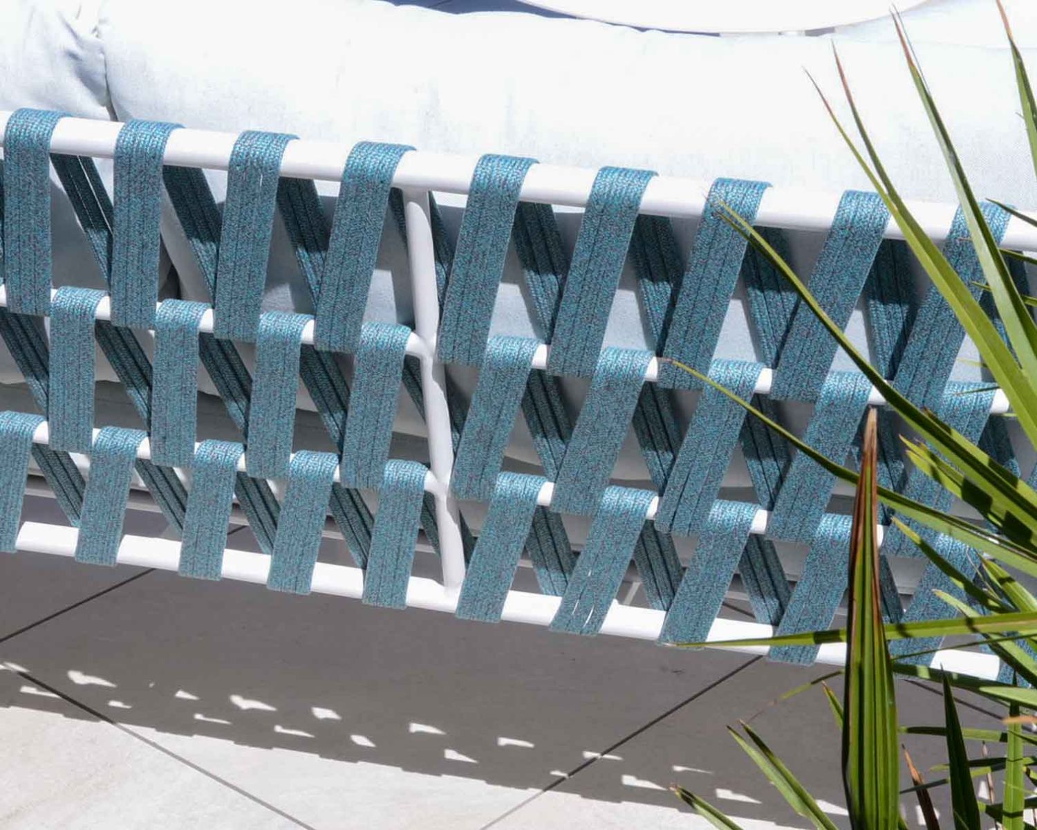 Ensemble 1 canapé et 2 fauteuils de jardin blancs et bleus "Saumur"