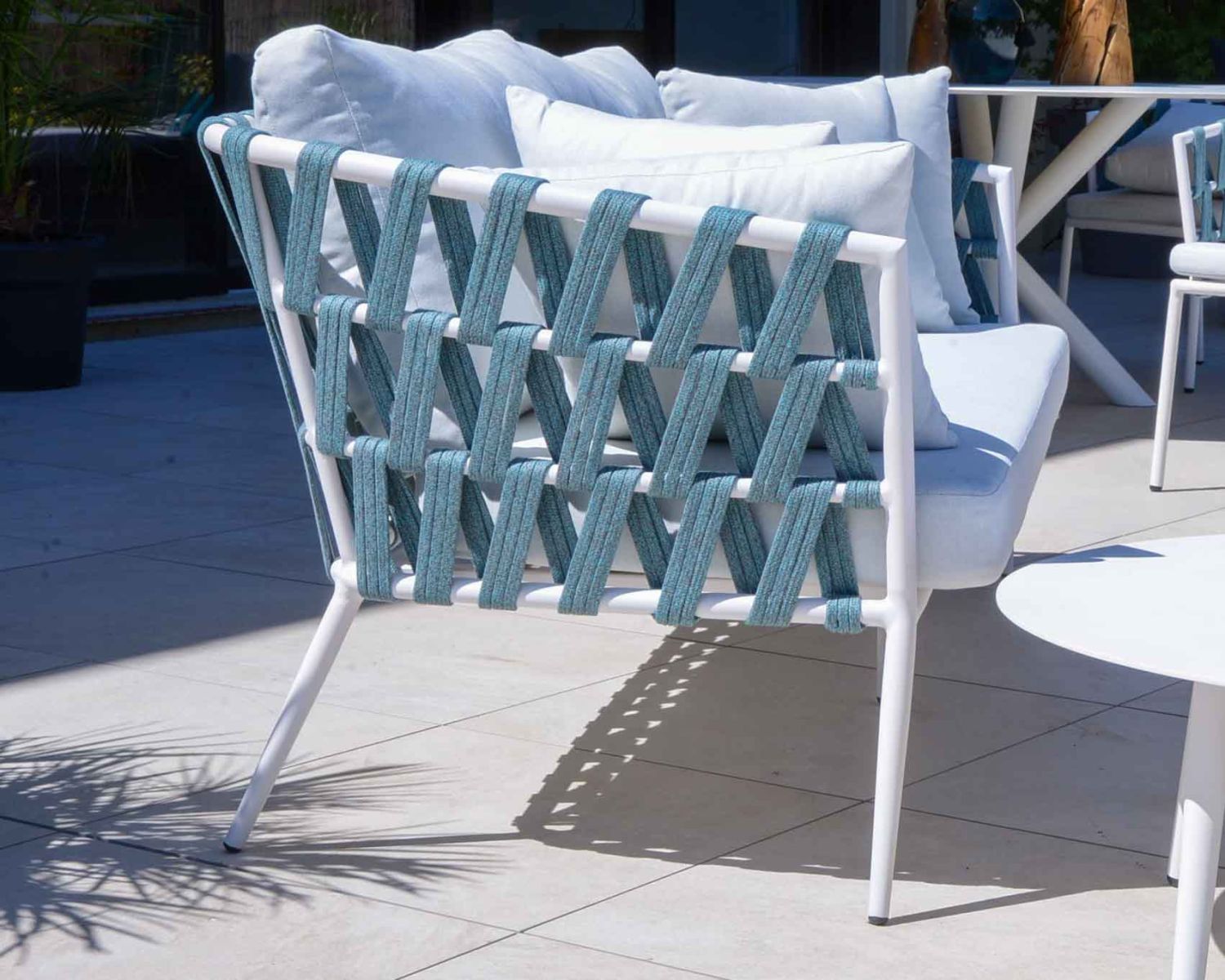 Ensemble 1 canapé et 2 fauteuils de jardin blancs et bleus "Saumur"