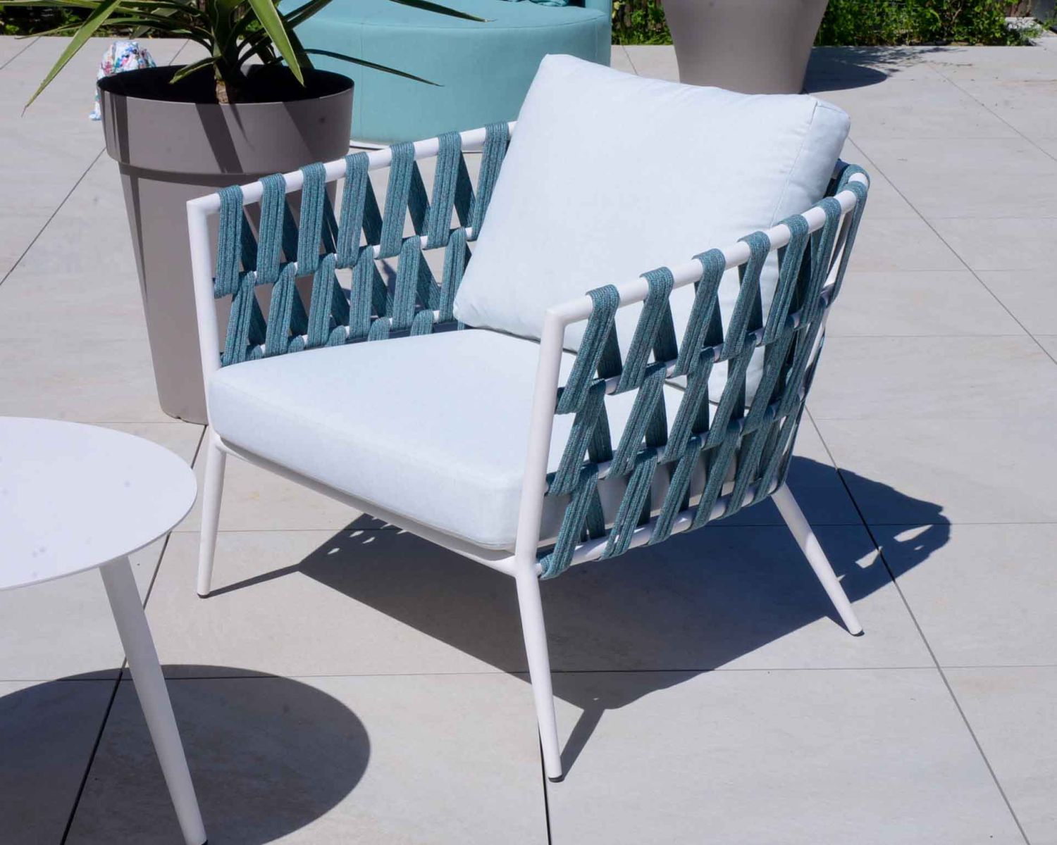 Ensemble 1 canapé et 2 fauteuils de jardin blancs et bleus "Saumur"