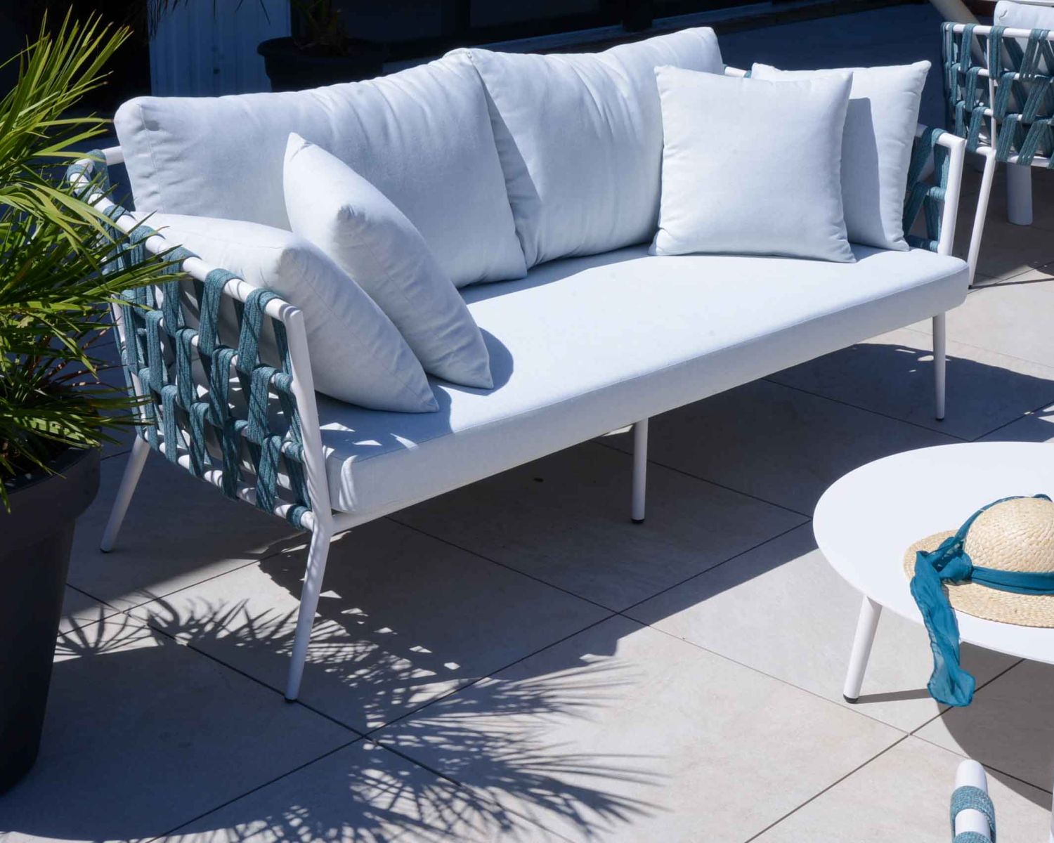 Ensemble 1 canapé et 2 fauteuils de jardin blancs et bleus "Saumur"