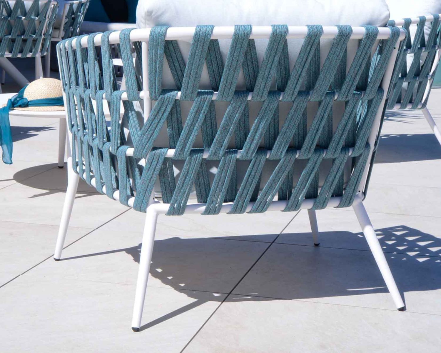 Ensemble 1 canapé et 2 fauteuils de jardin blancs et bleus "Saumur"