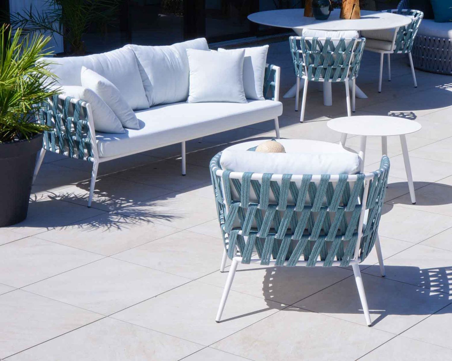 Ensemble 1 canapé et 2 fauteuils de jardin blancs et bleus "Saumur"