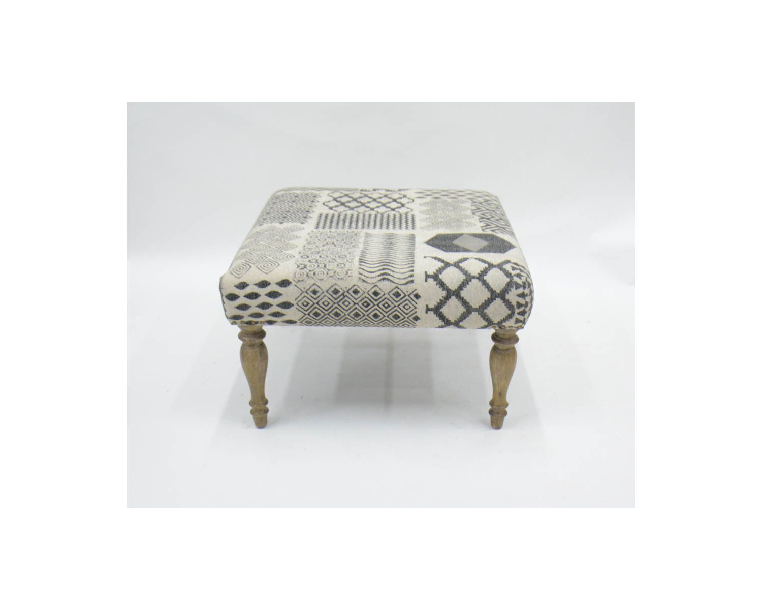 Repose-pieds gris motif patchwork et pieds en bois naturel "Sofia"