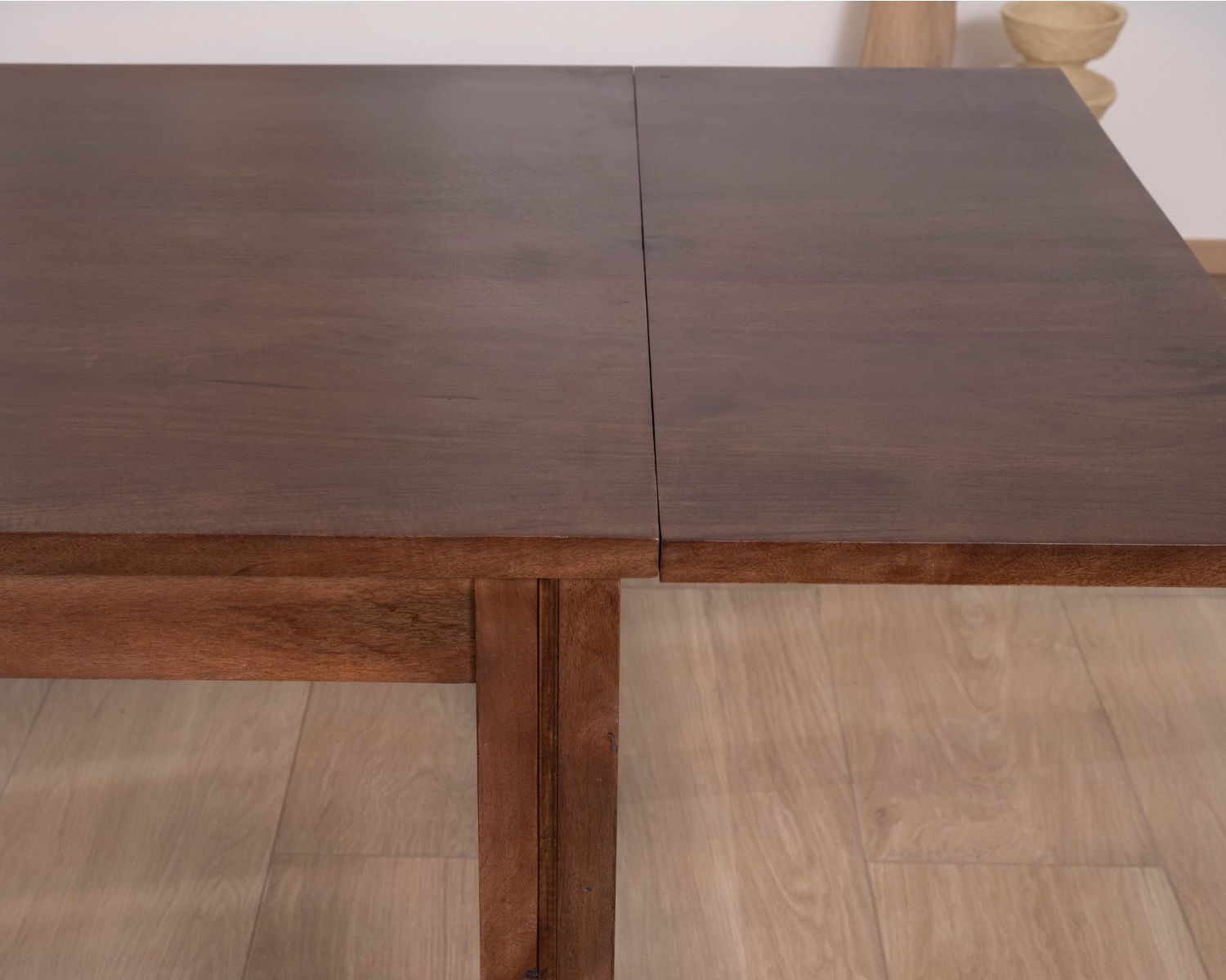 Table extensible en manguier massif teinte noyer "Sicora" 180 cm esprit zen