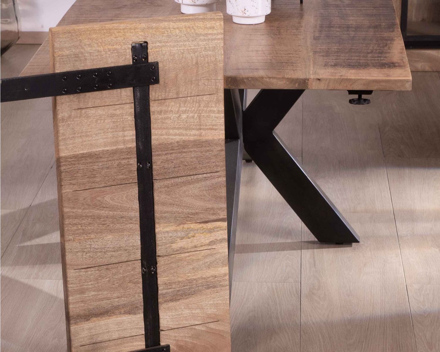 Table de repas extensible 180-260cm pied étoile bois métal "Caractère"