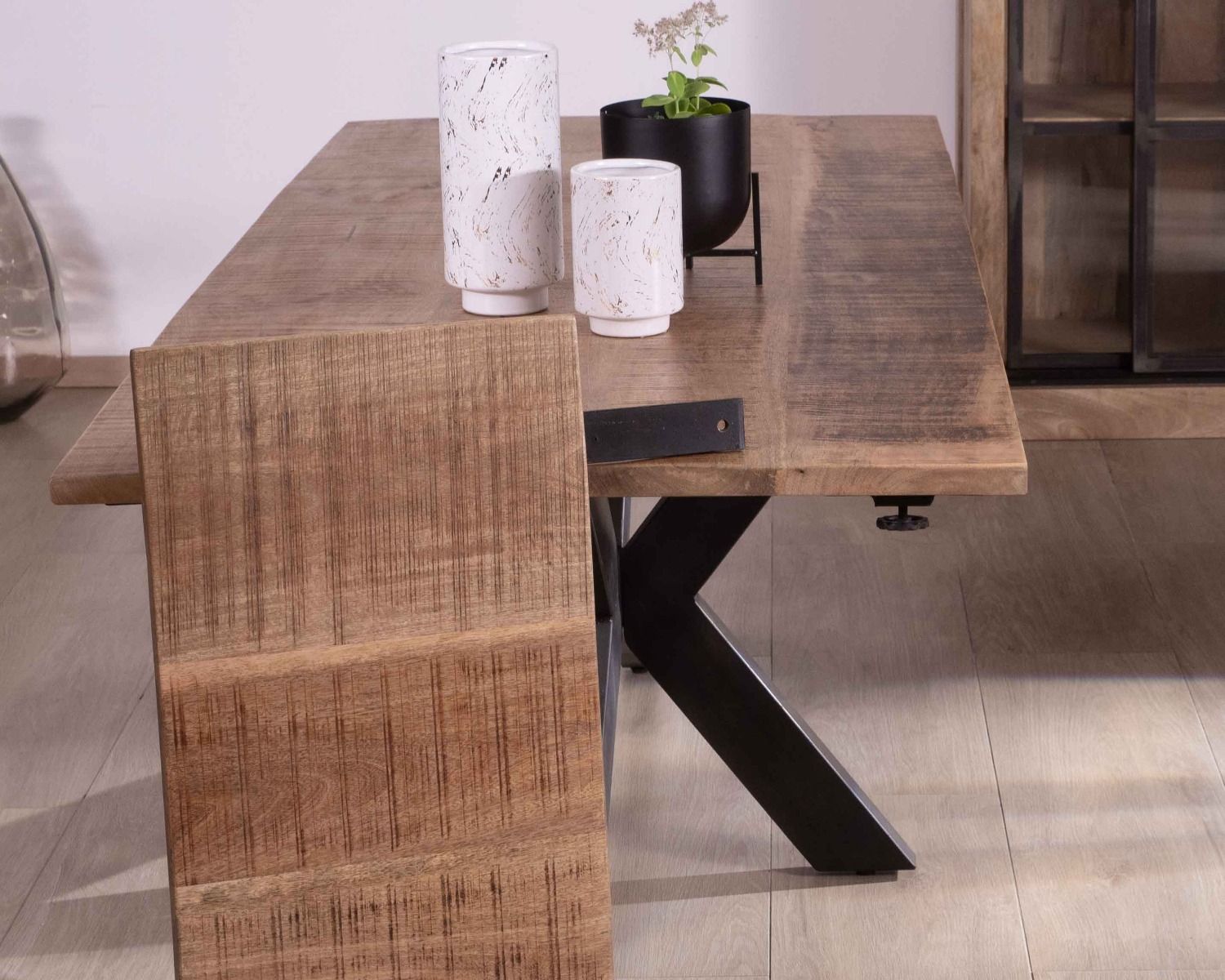 Table de repas extensible 180-260cm pied étoile bois métal "Caractère"