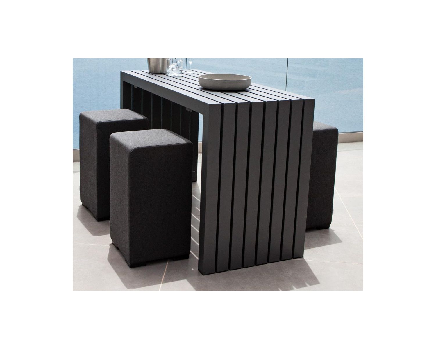 Table bar et 6 tabourets extérieurs en tissu Sunbrella "Java Island"