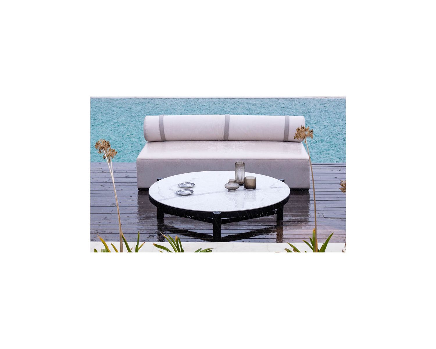 Table basse ronde en céramique et aluminium, diam. 126 "Sokha Beach"