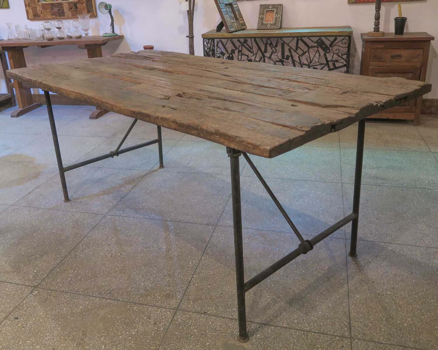 Table de repas 180 cm en bois brut recyclé pieds métal "Népalaise"