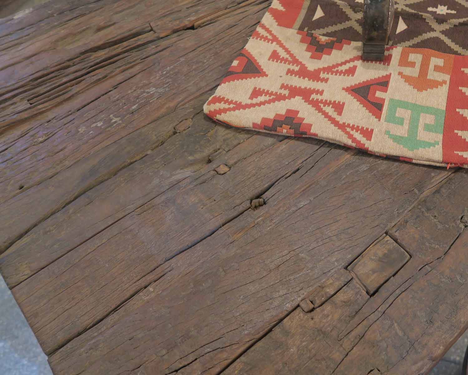 Table de repas 180 cm en bois brut recyclé pieds métal "Népalaise"