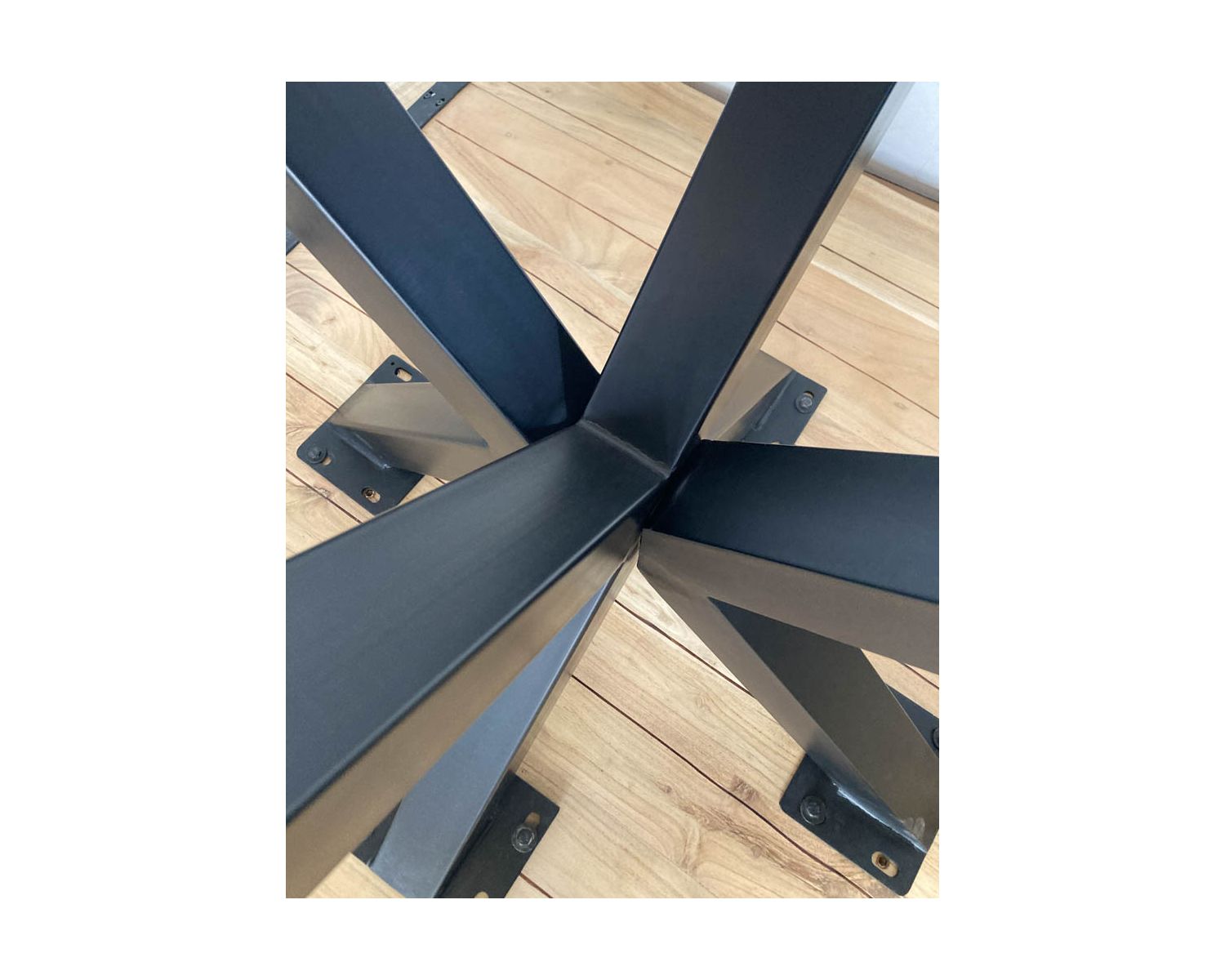 Table de repas en acacia et pieds mikado "3D" plateau forme carrée 150 cm