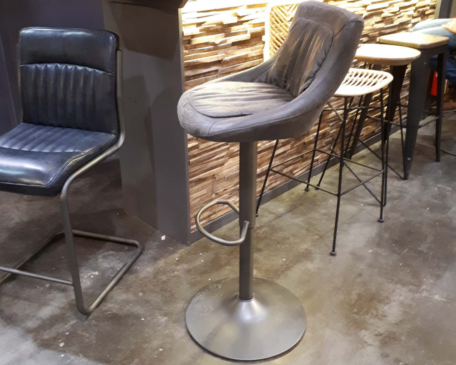 Lot de 2 tabourets industriels réglables tissu brun pied métal Casita