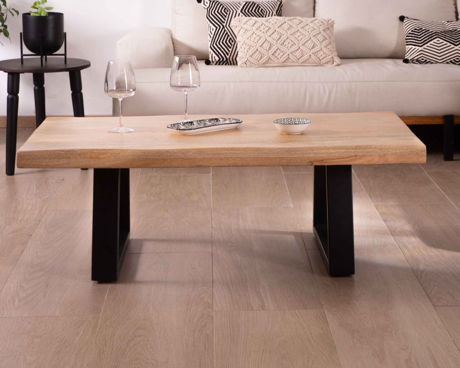 Table basse design plateau naturel pieds trapèzes en métal « Caractère »