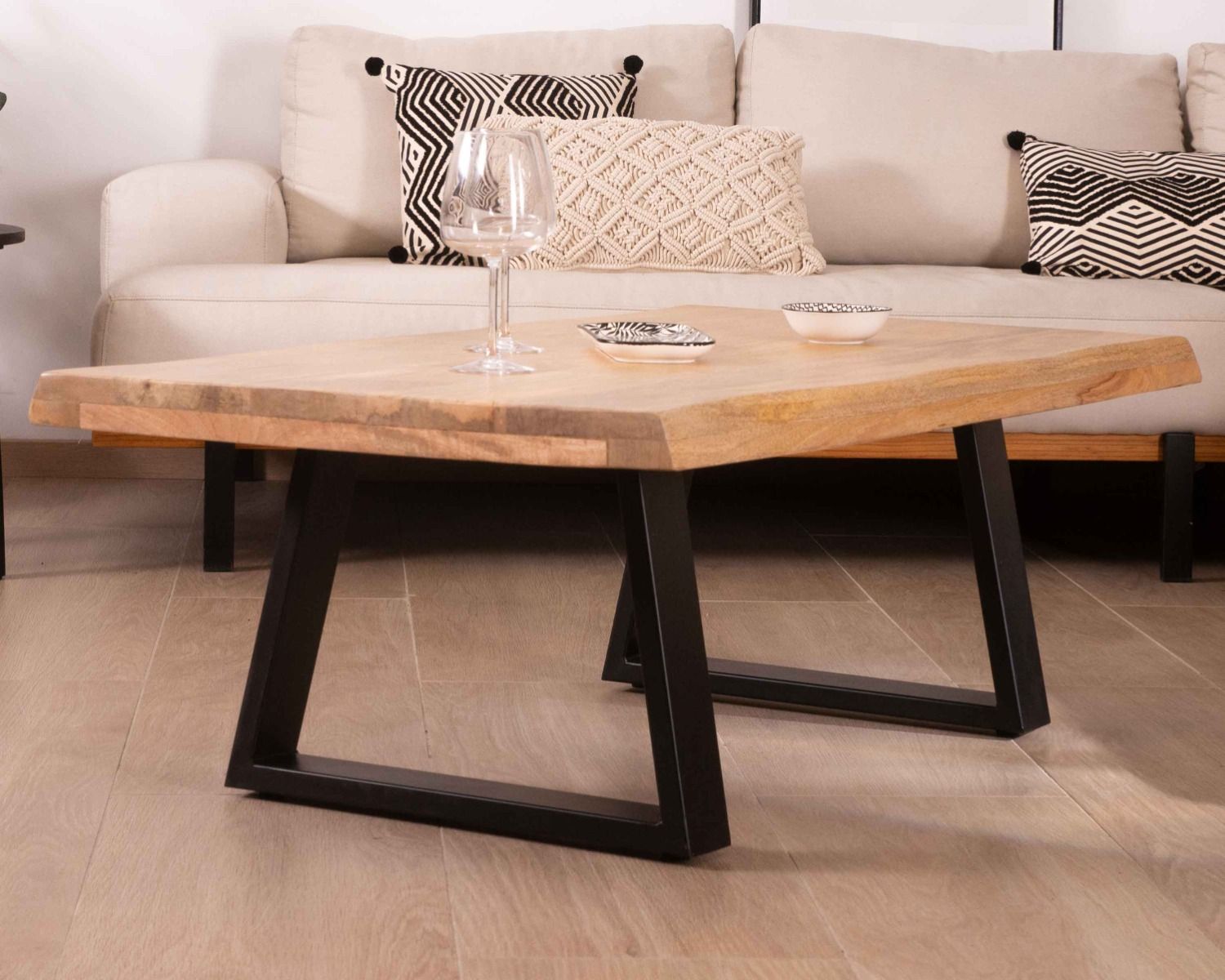 Table basse design plateau naturel pieds trapèzes en métal « Caractère »