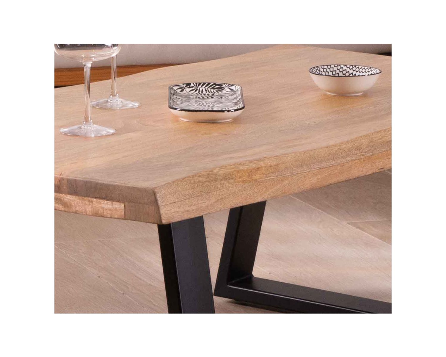 Table basse design plateau naturel pieds trapèzes en métal « Caractère »