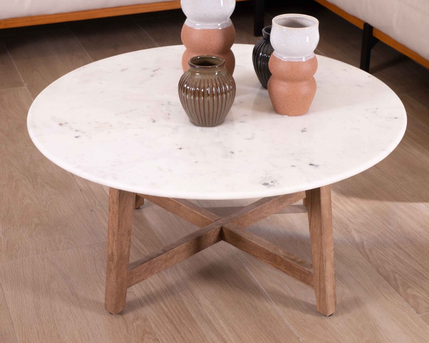 Table ronde marbre 90 cm avec pieds obliques en manguier massif "Lor"