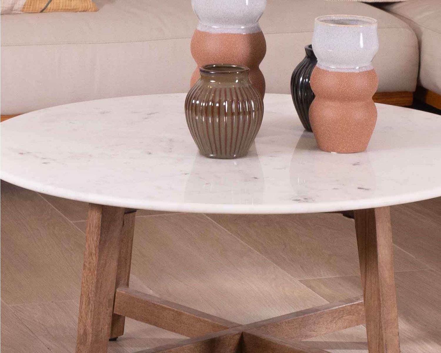 Table ronde marbre 90 cm avec pieds obliques en manguier massif "Lor"