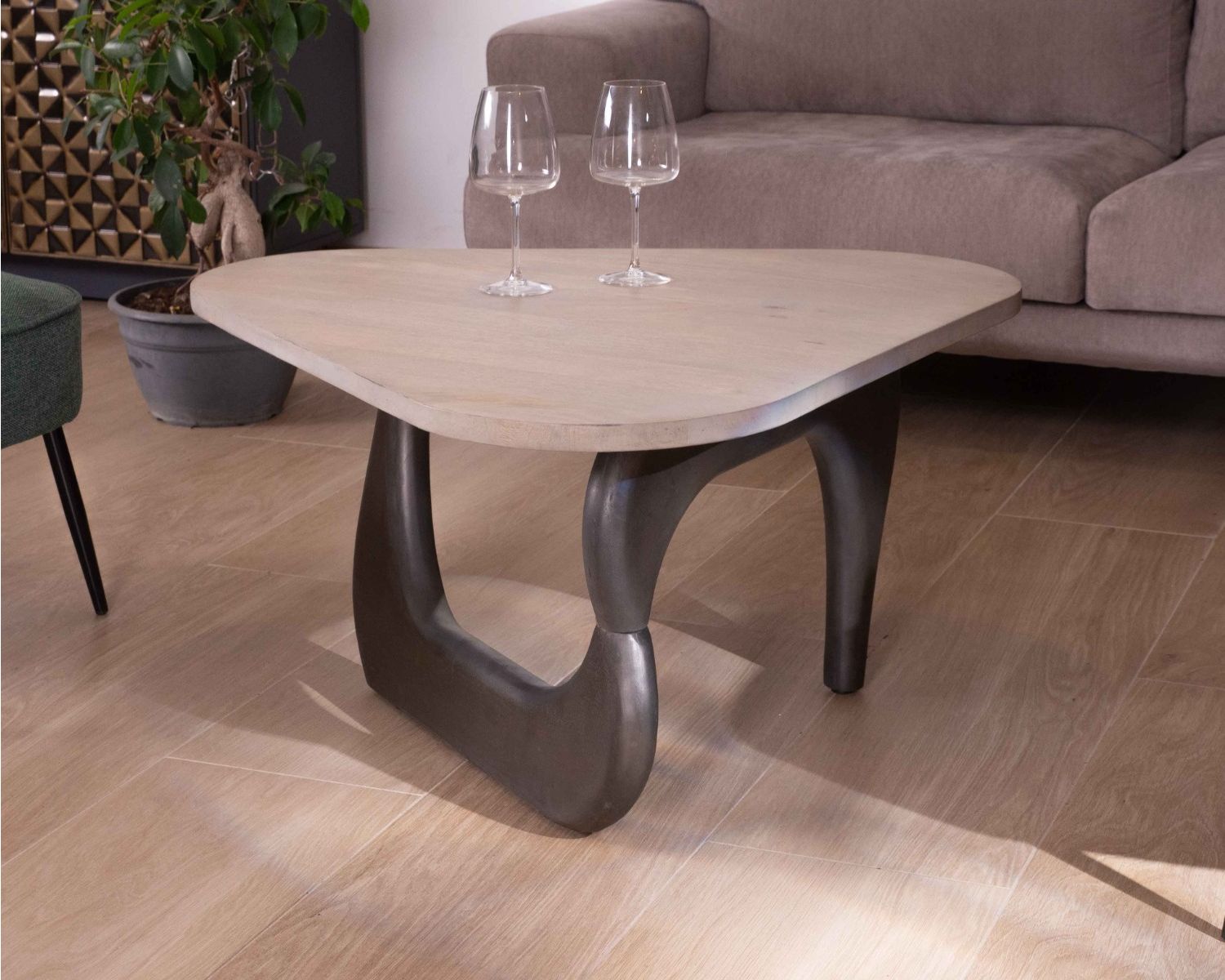 Table basse en manguier massif plateau triangulaire "Pop Vintage"