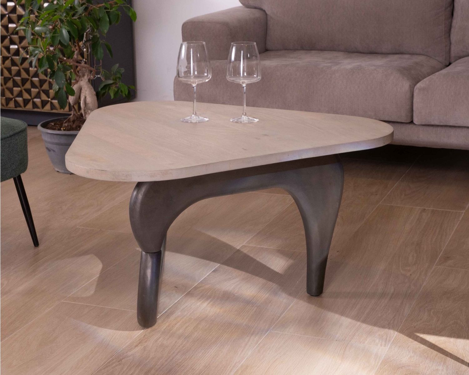 Table basse en manguier massif plateau triangulaire "Pop Vintage"