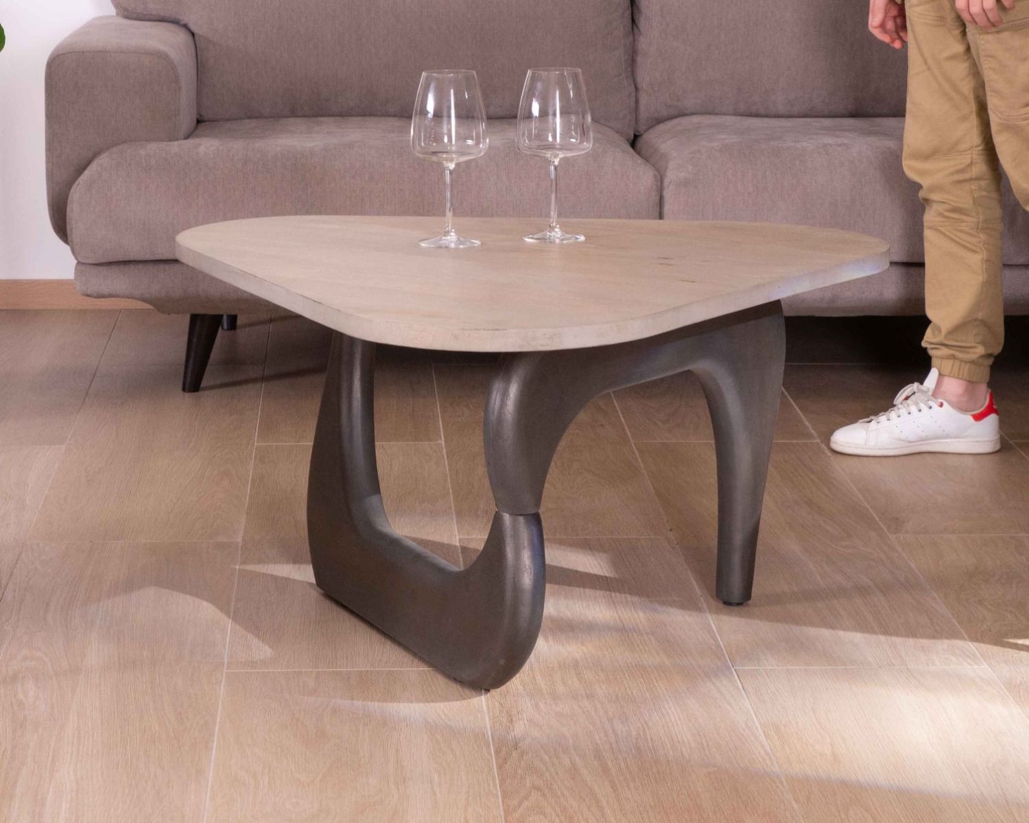 Table basse en manguier massif plateau triangulaire "Pop Vintage"