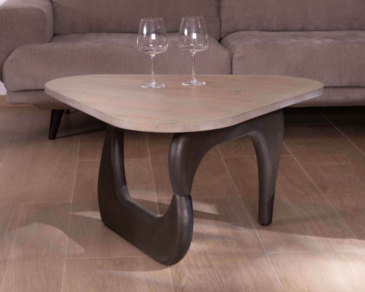 Table basse en manguier massif plateau triangulaire "Pop Vintage"