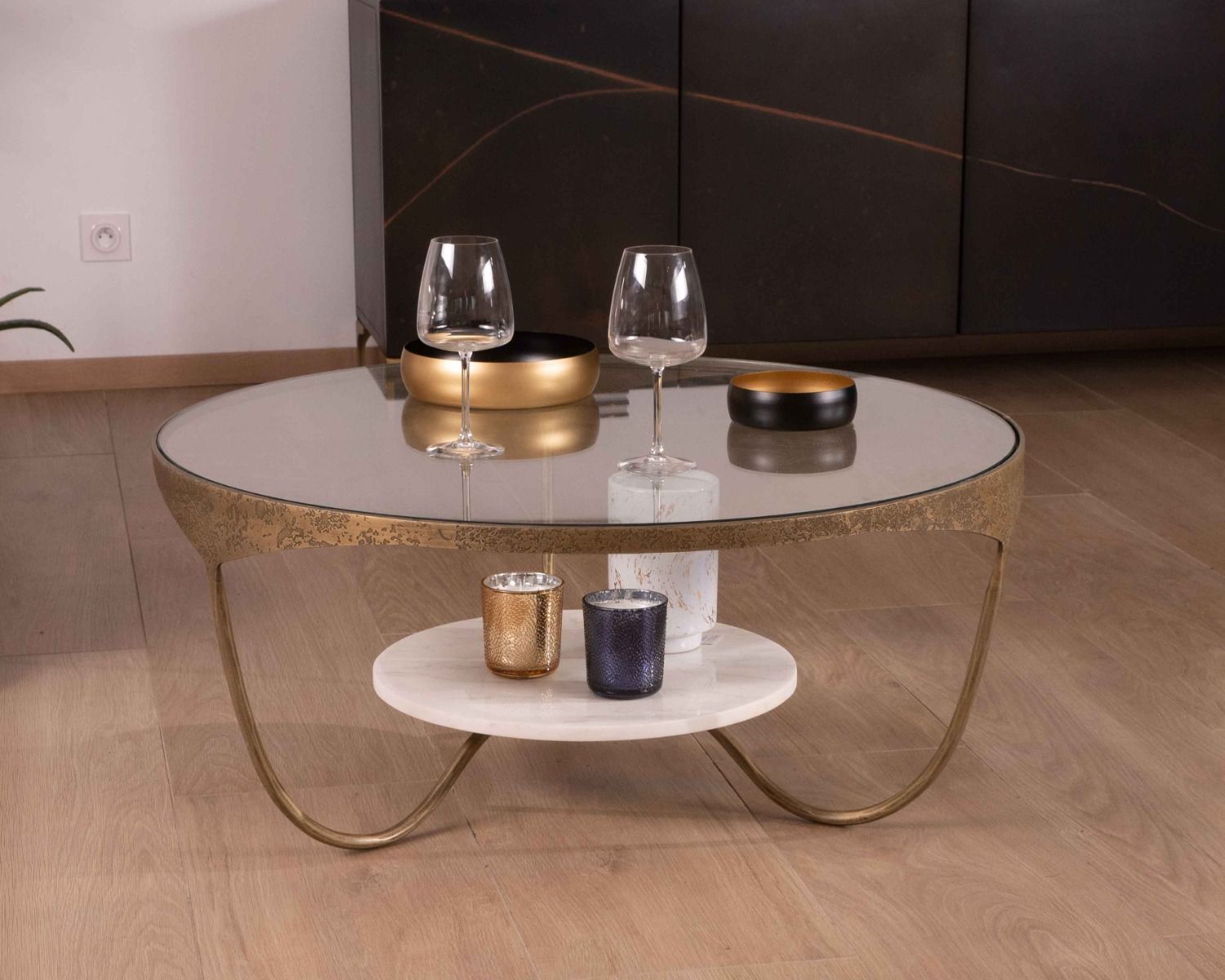 Table basse ronde double marbre, laiton gravé et verre "Gilt Antique"