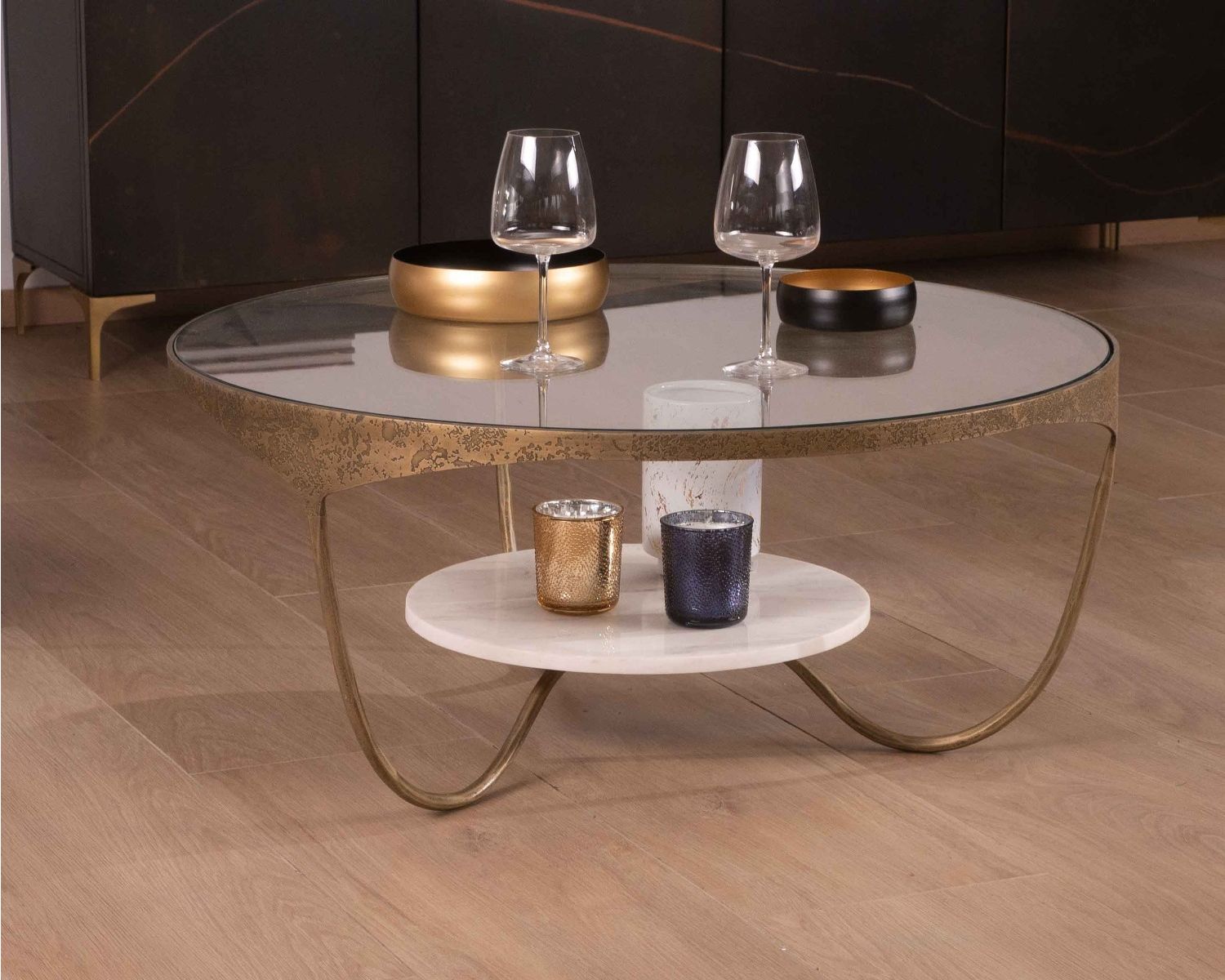 Table basse ronde double marbre, laiton gravé et verre "Gilt Antique"