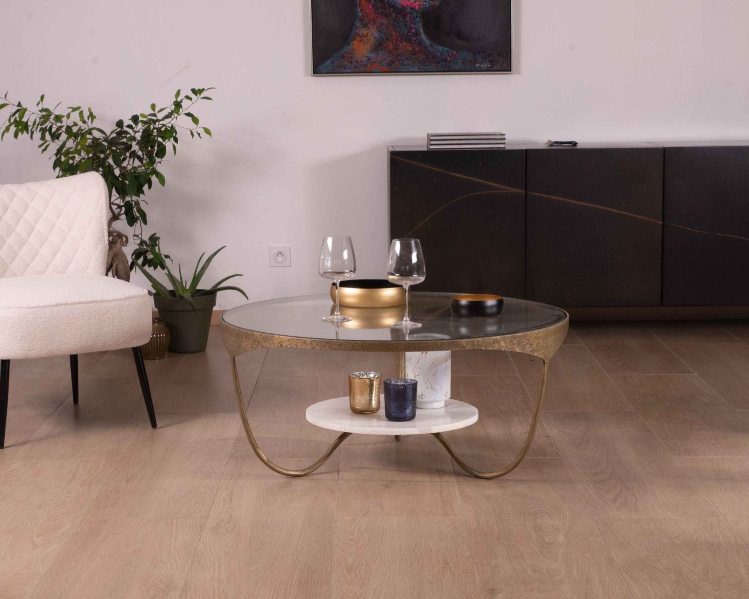 Table basse ronde double marbre, laiton gravé et verre "Gilt Antique"