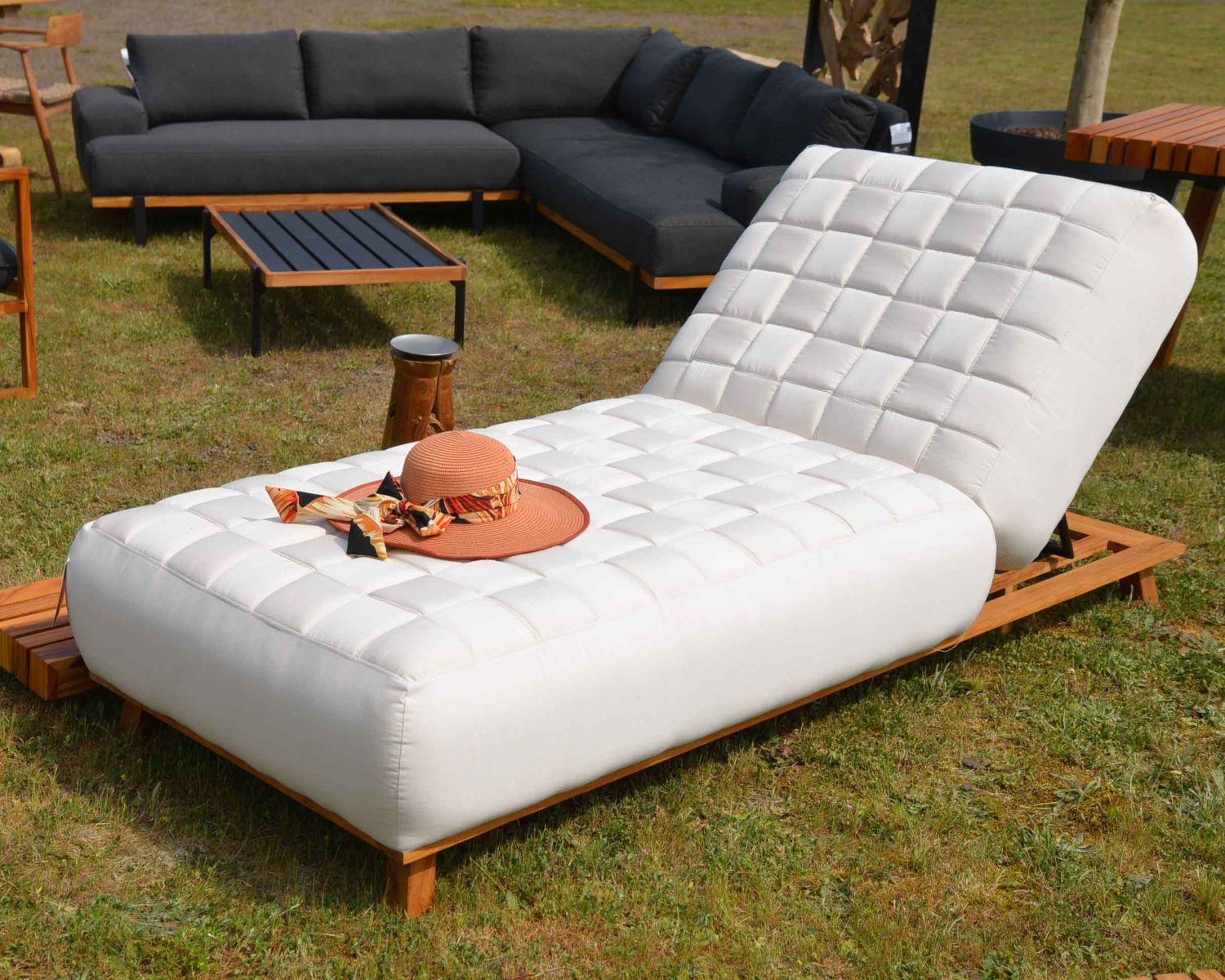 Chaise longue ultra confort teck tissu Sunbrella blanc cassé "Lombok"