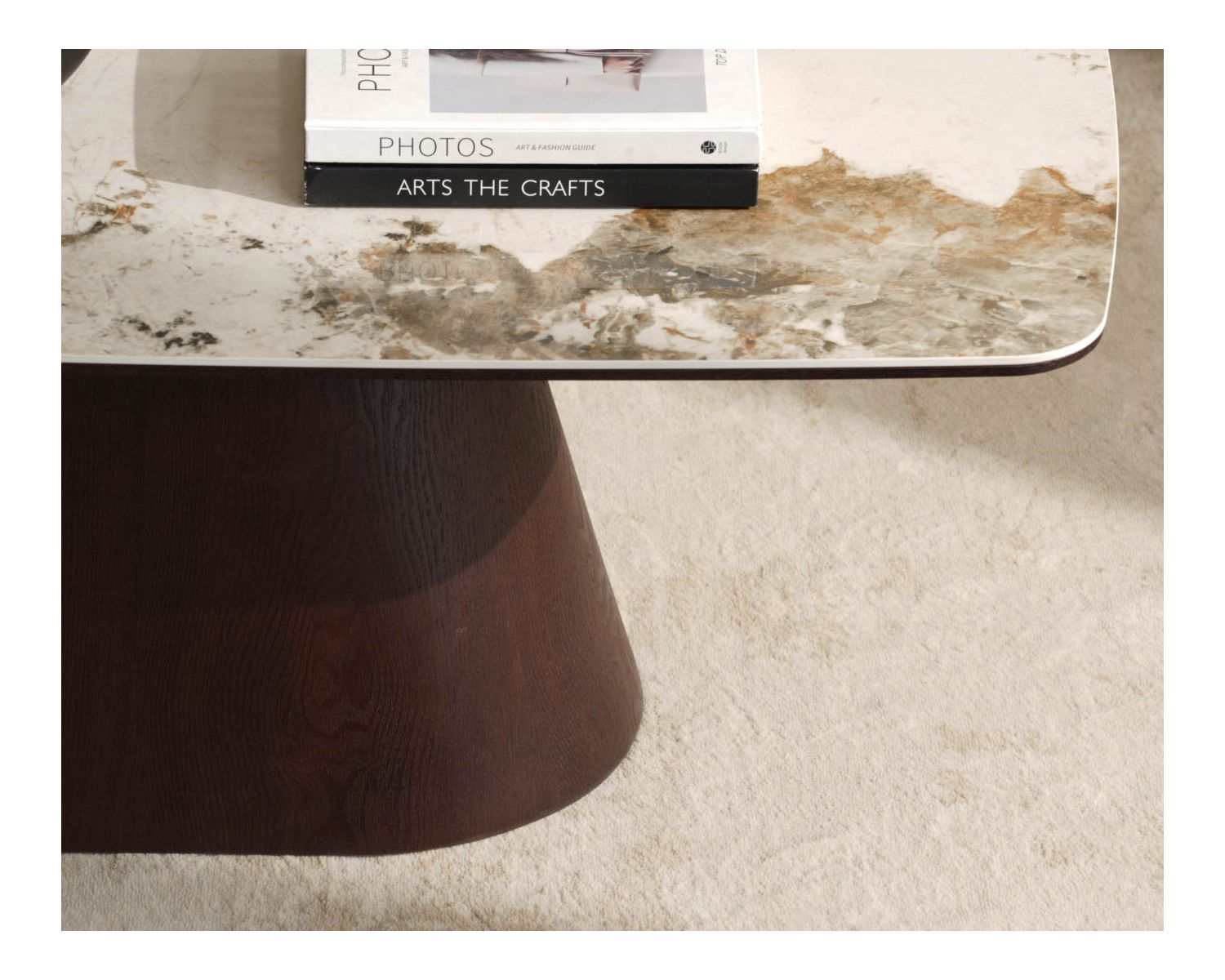 Table basse plateau céramique effet pierre naturelle "Oria" pied central aspect wengé