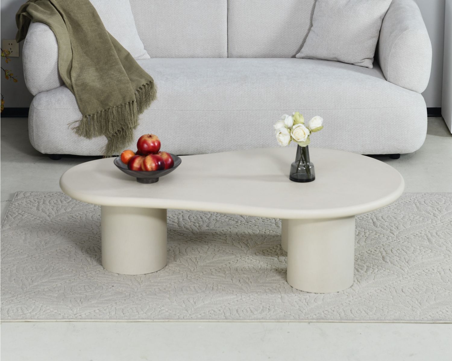 Table basse forme organique en micro-ciment teinté crème "Odyna"