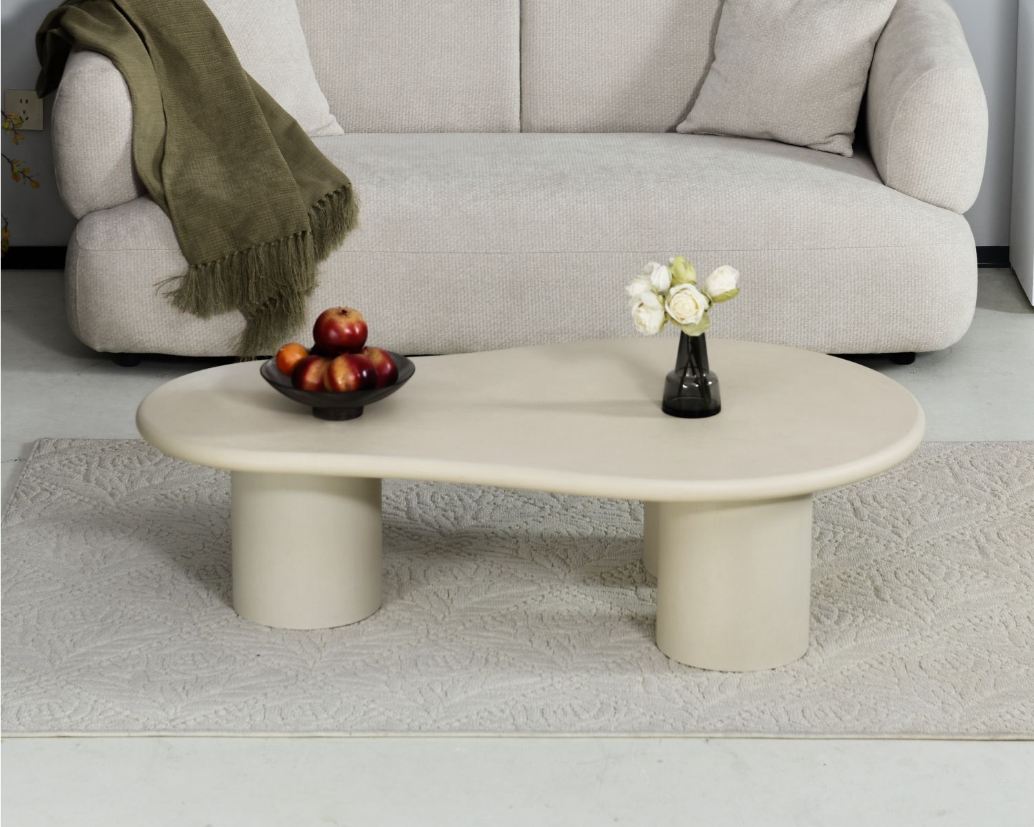 Table basse forme organique en micro-ciment teinté crème "Naura"