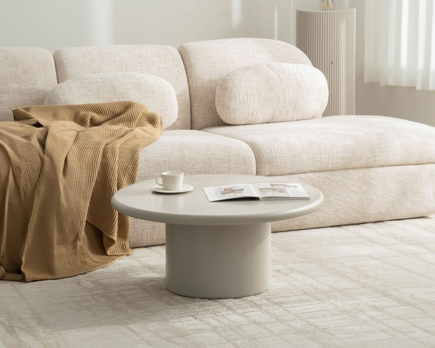 Table basse ronde minimaliste "Nalya" coloris beige à pied central