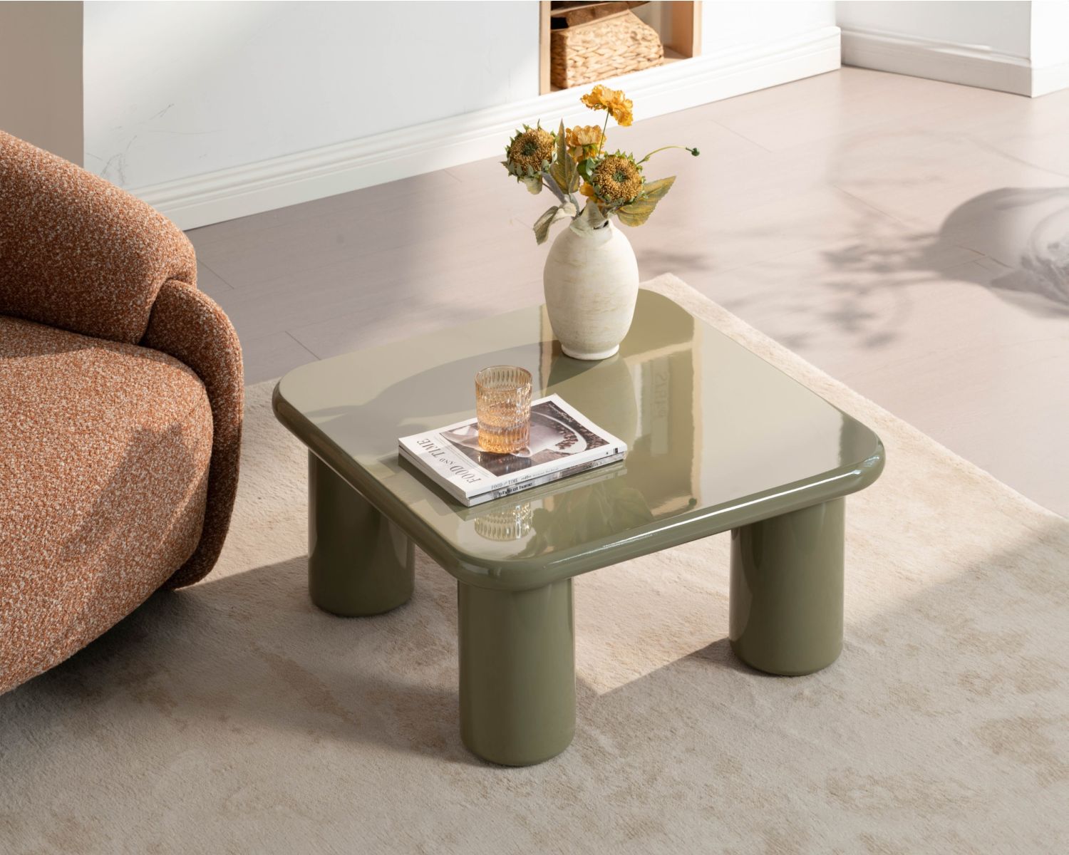 Table basse carrée 70 cm minimaliste vert sauge "Nalya" à piètement sculptural