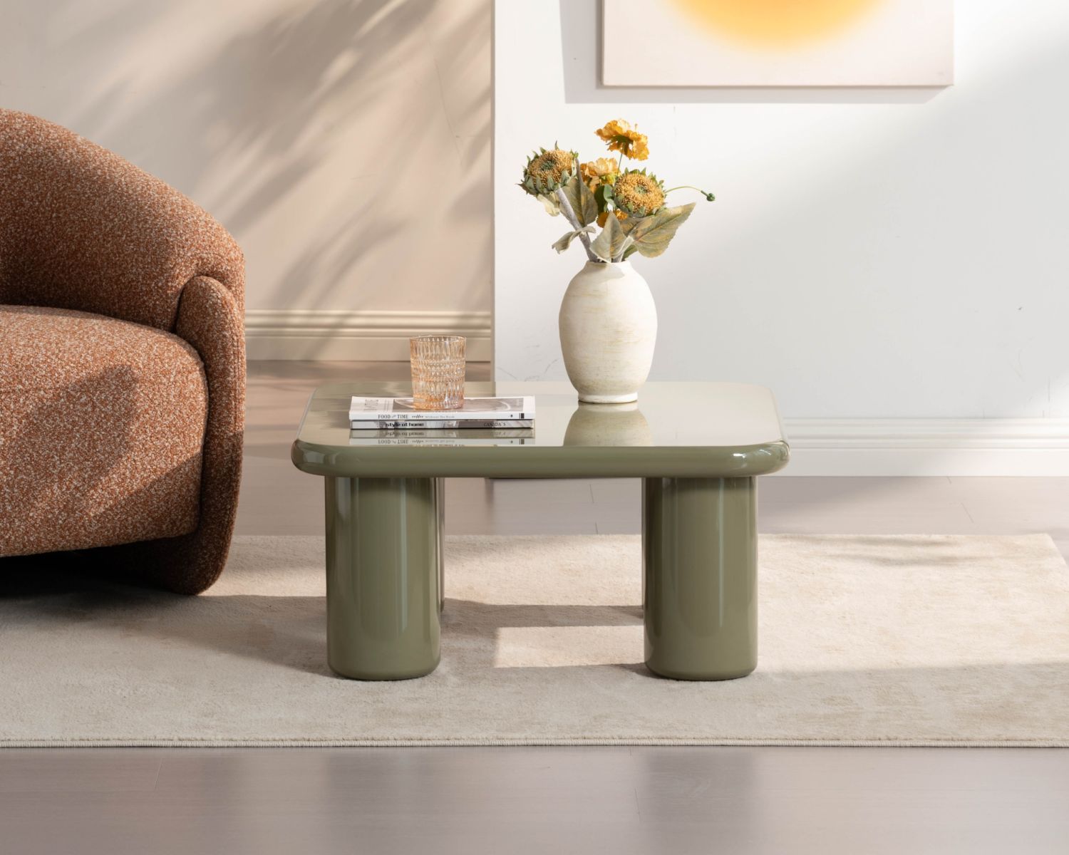 Table basse carrée 70 cm minimaliste vert sauge "Nalya" à piètement sculptural