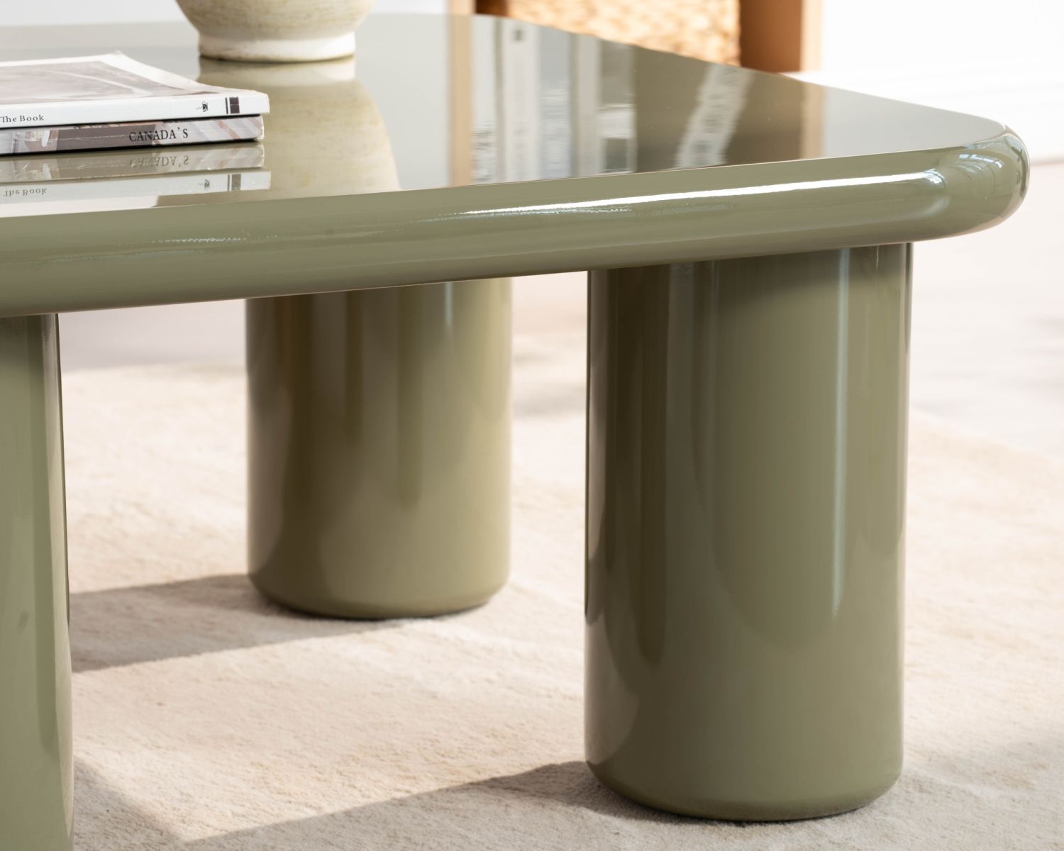 Table basse carrée 70 cm minimaliste vert sauge "Nalya" à piètement sculptural