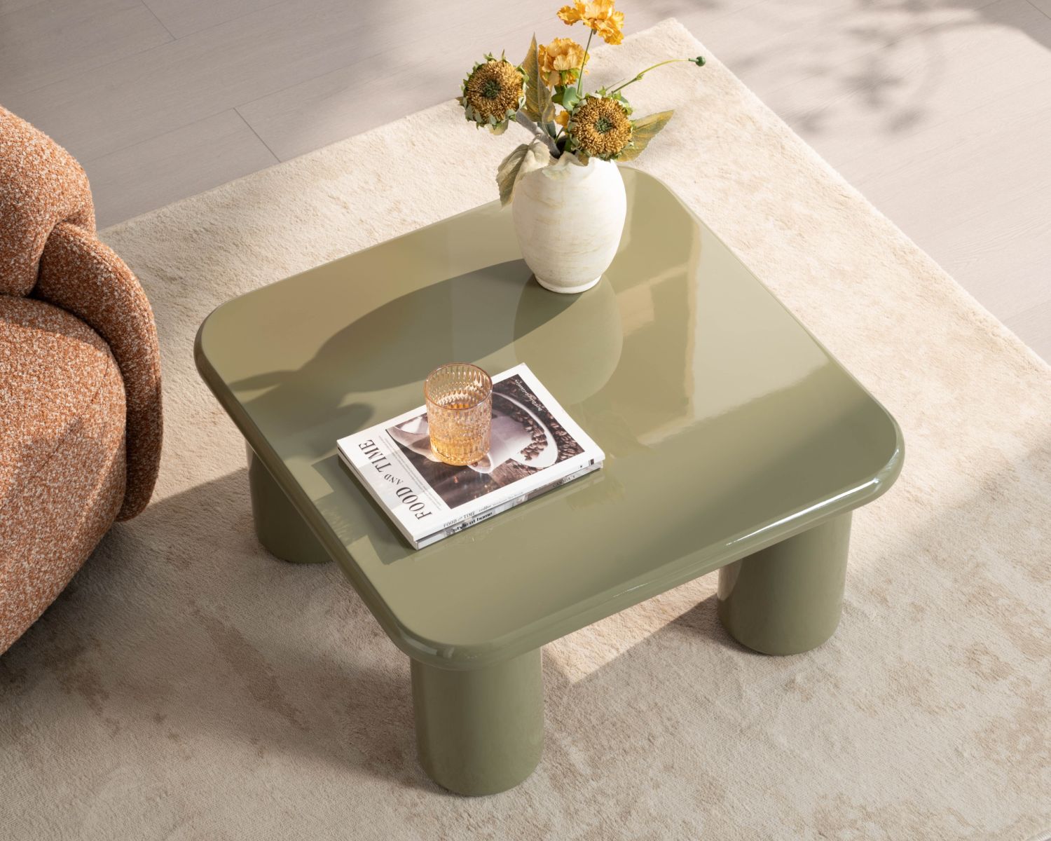 Table basse carrée 70 cm minimaliste vert sauge "Nalya" à piètement sculptural
