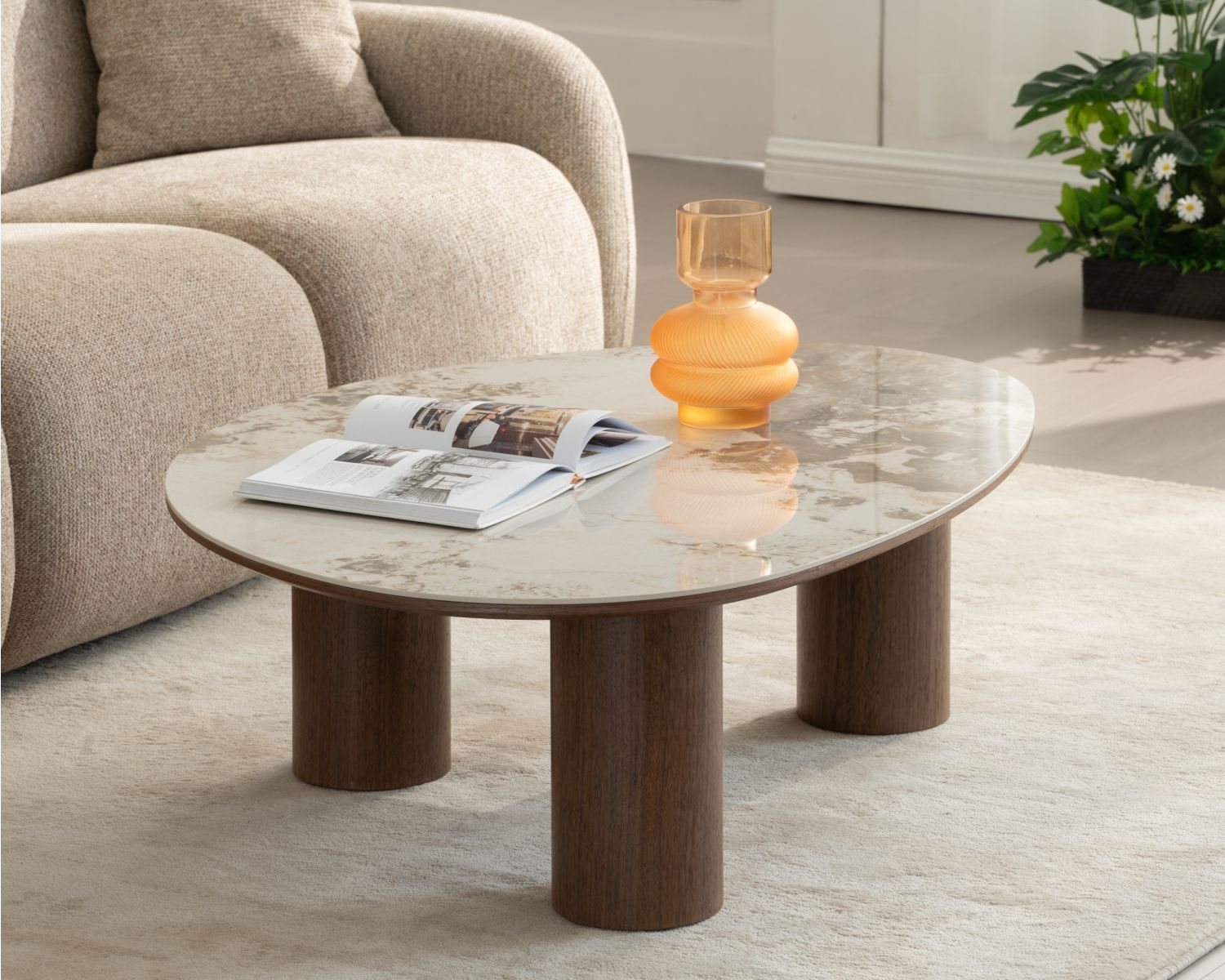 Table basse design forme organique "Oria" plateau céramique et pieds cylindres teinte noyer
