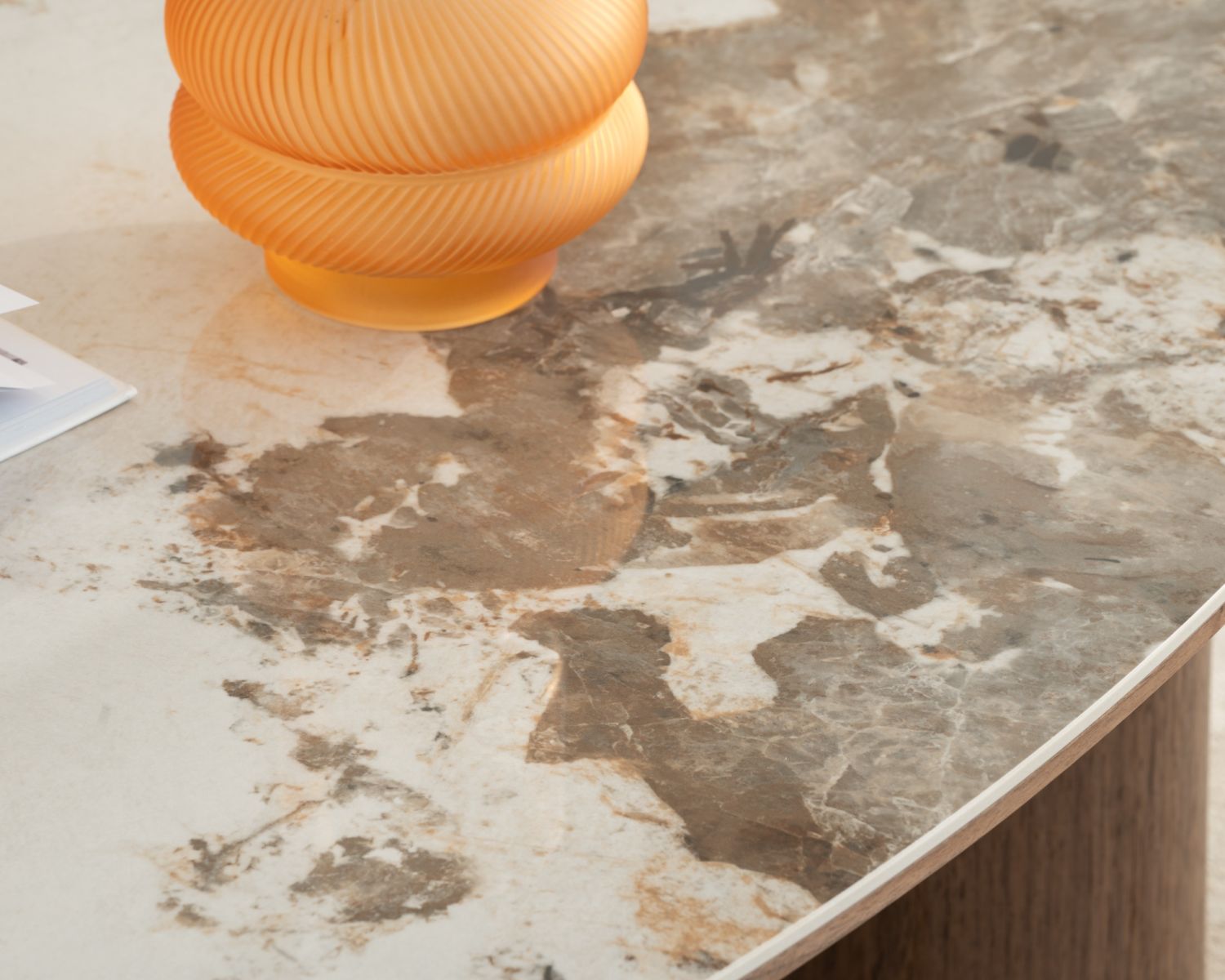 Table basse design forme organique "Oria" plateau céramique et pieds cylindres teinte noyer