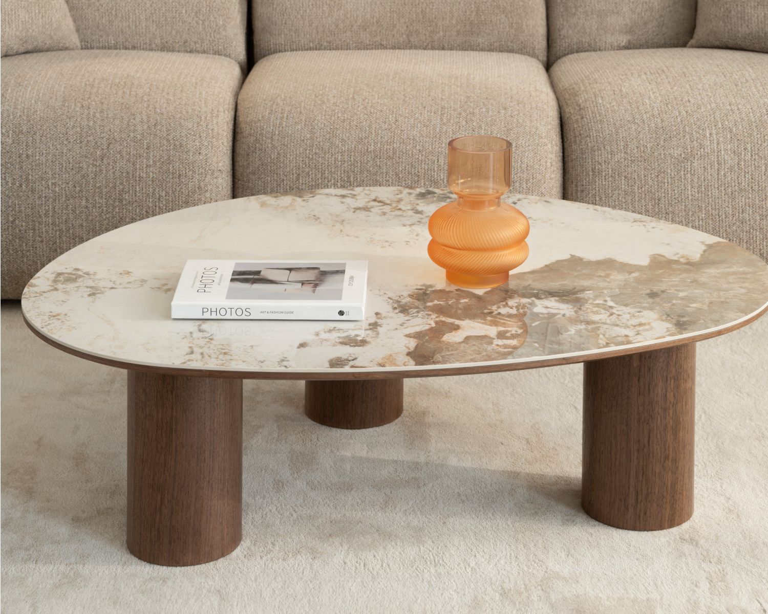 Table basse design forme organique "Oria" plateau céramique et pieds cylindres teinte noyer
