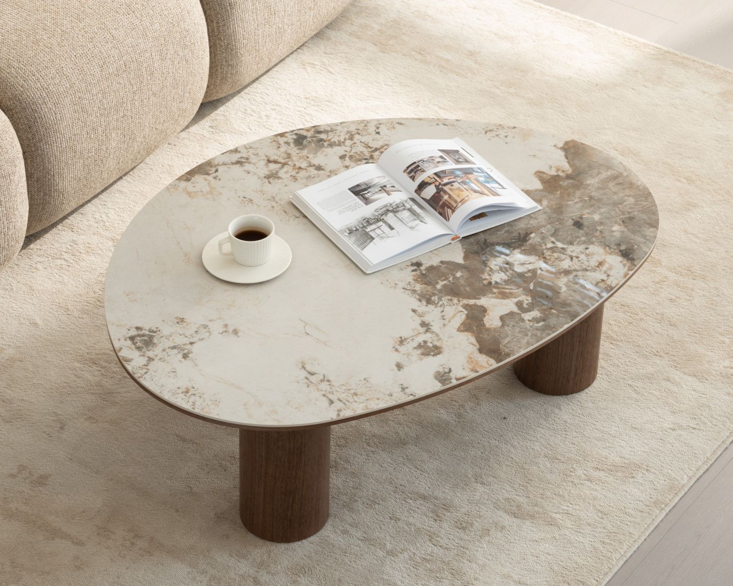 Table basse design forme organique "Oria" plateau céramique et pieds cylindres teinte noyer